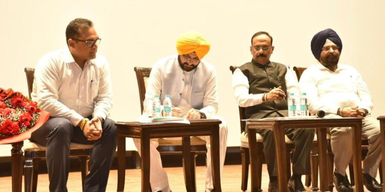 सेवानिवृत्त आईएएस अधिकारी संजय गुप्ता ने पंजाब राज्य विद्युत नियामक आयोग के चेयरमैन के रूप में पदभार संभाला, बिजली मंत्री स तरुनप्रीत सिंह सौंद ने दिलाई पद एवं गोपनीयता की शपथ