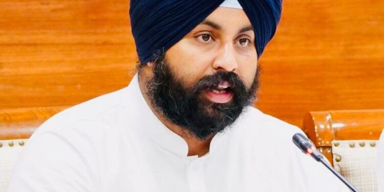 मुख्यमंत्री भगवंत सिंह मान के ऐलान के 24 घंटों के भीतर पंजाब सरकार द्वारा निजी स्कूलों द्वारा मनमाने तरीके से फीस वृद्धि पर रोक लगाने के लिए कानून का मसौदा तैयार करने के आदेश