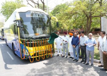 भगवंत मान सरकार द्वारा दिल्ली हवाई अड्डे के लिए लग्जरी बसों के बेड़े का विस्तार; परिवहन मंत्री हरपाल सिंह चीमा ने 5 नई सुपर इंटीग्रल वोल्वो बसों को हरी झंडी दिखाकर रवाना किया