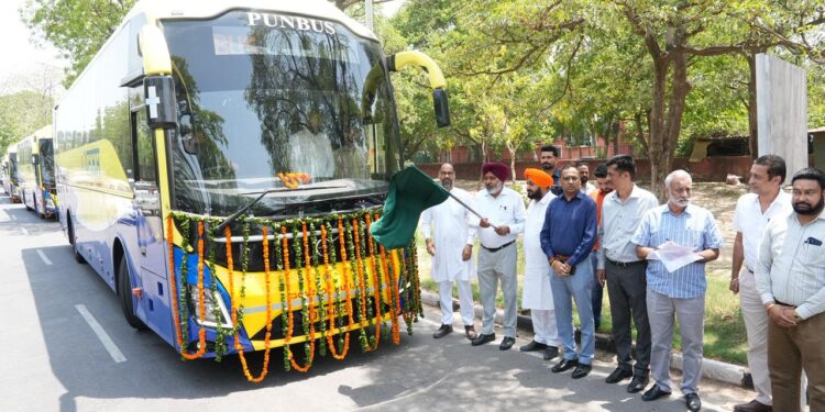 भगवंत मान सरकार द्वारा दिल्ली हवाई अड्डे के लिए लग्जरी बसों के बेड़े का विस्तार; परिवहन मंत्री हरपाल सिंह चीमा ने 5 नई सुपर इंटीग्रल वोल्वो बसों को हरी झंडी दिखाकर रवाना किया