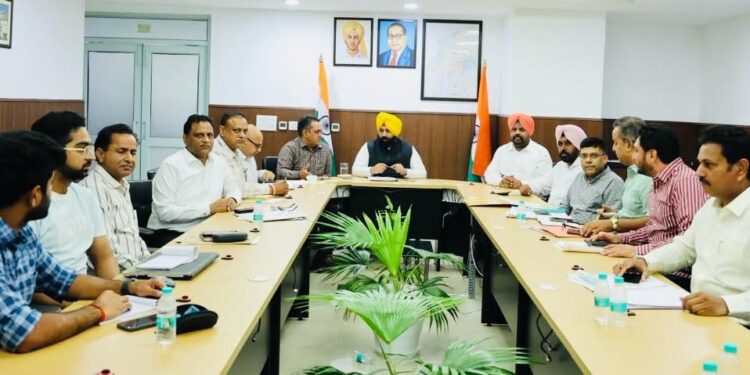 स्थानीय निकाय मंत्री हरजोत सिंह बैंस द्वारा ट्राइसिटी से सटे कस्बों में शहरी बुनियादी ढांचे संबंधी विभिन्न परियोजनाओं की घोषणा; विकास कार्यों की साप्ताहिक समीक्षा के निर्देश