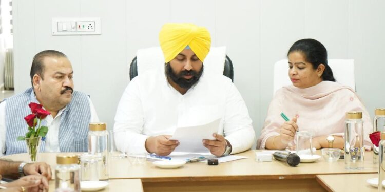 हरजोत सिंह बैंस की नगर निगम अधिकारियों को हिदायत – लुधियाना शहर को 30 जून तक सड़कों के गड्ढों और मैनहोल से मुक्त बनाया जाए