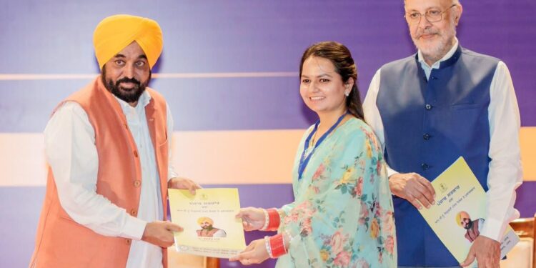 मुख्यमंत्री भगवंत सिंह मान ने सरकारी महिला कर्मचारियों को दी बड़ी राहत; ग्रुप सी और डी की महिला कर्मचारियों की तैनाती उनके घरों से 40 किलोमीटर के दायरे में ही की जाएगी