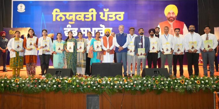 मुख्यमंत्री भगवंत मान ने और 523 युवाओं को सौंपे नियुक्ति पत्र; कहा, ‘आप’ सरकार ने पारदर्शी और योग्यता-आधारित भर्तियों के माध्यम से 67,563 सरकारी नौकरियां दी