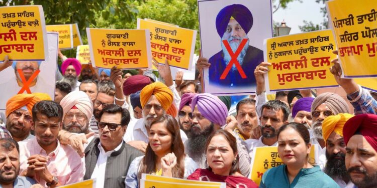 मुख्यमंत्री भगवंत सिंह मान को निशाना बनाने वाली फर्जी वीडियो फैलाकर अकाली दल की पंथ विरोधी और पंजाब विरोधी गतिविधियों के खिलाफ आप ने प्रदेश स्तरीय प्रदर्शन किया