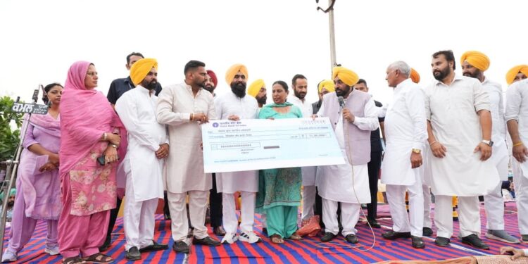 ‘मांवां-धीयां सत्कार योजना’ के तहत पंजाब की हर महिला के बैंक खाते में 3,000 रुपये और एस.सी. वर्ग की महिलाओं के खातों में 4,500 रुपये जमा होंगे : मुख्यमंत्री भगवंत सिंह मान