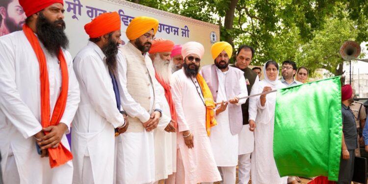श्री गुरु रविदास जी महाराज का संदेश पंजाब के कोने-कोने तक पहुंचेगा; मुख्यमंत्री भगवंत सिंह मान ने डॉक्यूमेंट्री वैनों को हरी झंडी दिखाकर किया रवाना