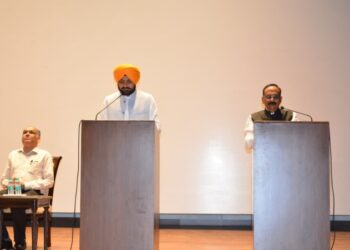 सेवानिवृत्त आईएएस अधिकारी संजय गुप्ता ने पंजाब राज्य विद्युत नियामक आयोग के चेयरमैन के रूप में पदभार संभाला, बिजली मंत्री स तरुनप्रीत सिंह सौंद ने दिलाई पद एवं गोपनीयता की शपथ