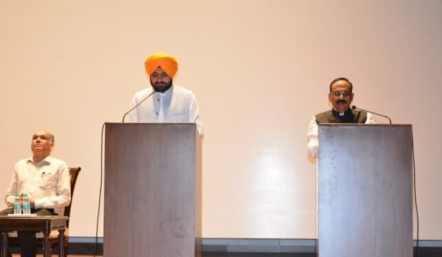 सेवानिवृत्त आईएएस अधिकारी संजय गुप्ता ने पंजाब राज्य विद्युत नियामक आयोग के चेयरमैन के रूप में पदभार संभाला, बिजली मंत्री स तरुनप्रीत सिंह सौंद ने दिलाई पद एवं गोपनीयता की शपथ