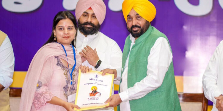 ‘मिशन रोजगार’ जारी रखते हुए मुख्यमंत्री भगवंत सिंह मान ने 355 और युवाओं को सौंपे नियुक्ति पत्र; कहा, पंजाब में सरकारी नौकरियों के लिए सिर्फ योग्यता ही एकमात्र मापदंड