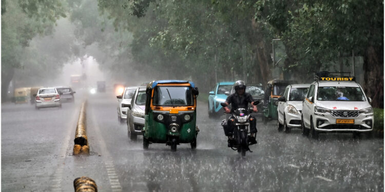 Monsoon in India 2026: पूरे देश में पहुंचा मानसून! दिल्ली में आज होगी झमाझम बारिश, यूपी-उत्तराखंड के लिए ‘रेड अलर्ट’ जारी, घर से निकलने से पहले पढ़ लें मौसम का हाल