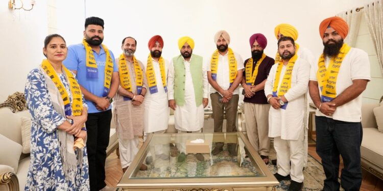 पातड़ां में शिरोमणि अकाली दल को बड़ा झटका, पूर्व विधायक वनिंदर कौर लूंबा और करण सिंह डीटीओ साथियों सहित ‘आप’ में शामिल