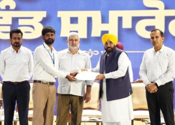 मुख्यमंत्री भगवंत सिंह मान ने वन विभाग के 516 दिहाड़ीदार कामगारों की सेवाओं को नियमित किया, नियमित हुए कर्मचारियों को सौंपे नियुक्ति पत्र