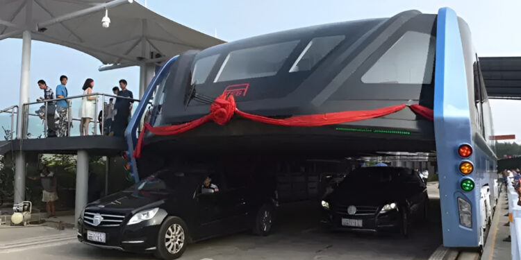 Nitin Gadkari Flying Bus: यूपी वालों को गडकरी का बड़ा सरप्राइज, सड़क नहीं अब ‘हवा’ में उड़ेगी बस; वीडियो हुआ वायरल।